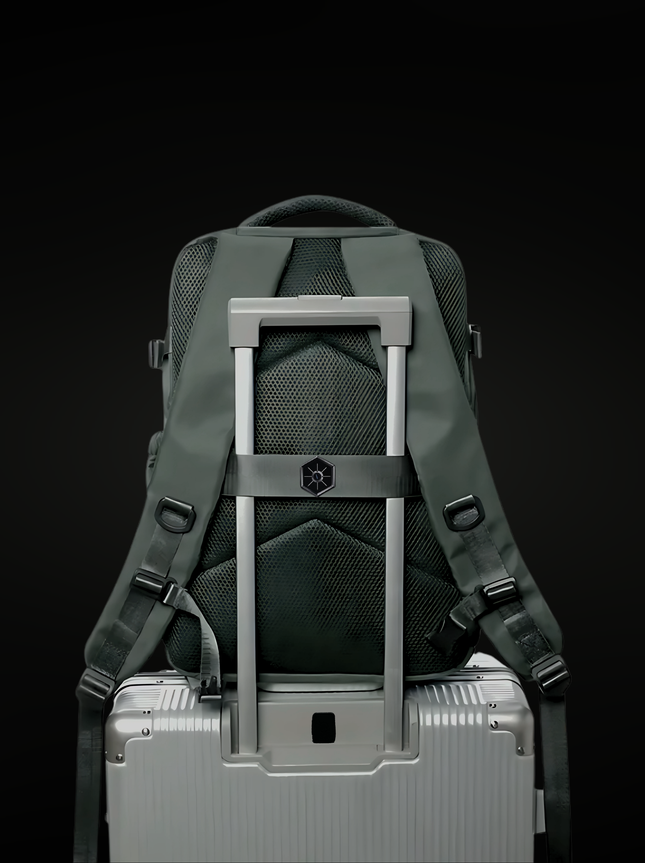 files/vaultvac-scout-travel-backpack-army-green-on-handle.png